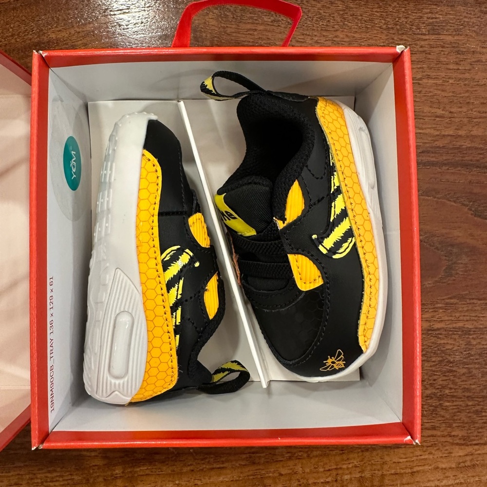 NIB Nike Air Max 90 Crib Shoe, Black/Yellow, Size 3C (6-9 months)